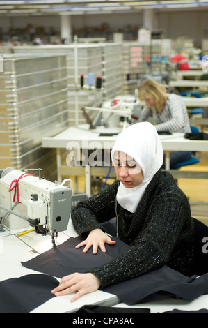 Ein weiblicher Auszubildender Schneider an eine Nähmaschine, Burladingen, Deutschland Stockfoto