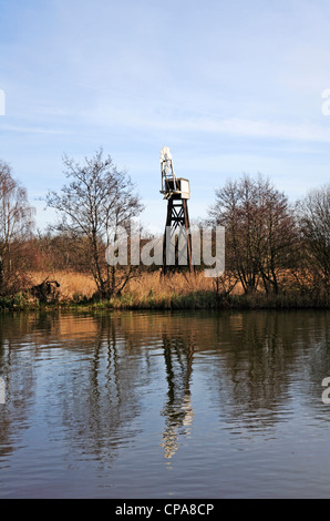 Eine Ansicht von Hobbs Entwässerung Mühle mit Reflexion über den Norfolk Broads in Horning, Norfolk, England, Vereinigtes Königreich. Stockfoto