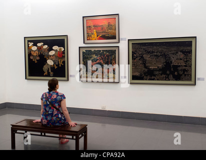 Frau betrachten Gemälde in Vietnam Museum of Fine Arts in Hanoi Stockfoto