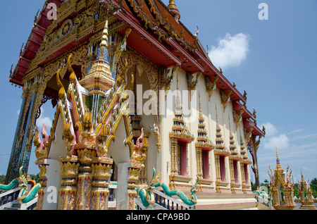 Thailand, Ko Samui (aka Koh Samui). Wat Plai Laem, buddhistischer Tempel. Golden Temple an der Außenseite. Stockfoto