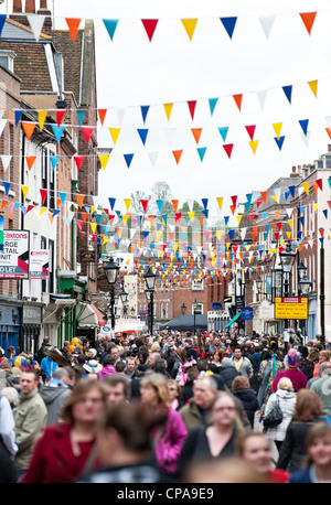 Rochester High Street während des Sweeps Festivals in Kent. Stockfoto