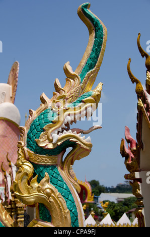 Thailand, Ko Samui (aka Koh Samui). Wat Plai Laem, buddhistischer Tempel. mythologischen Kreatur guarding Tempel. Stockfoto