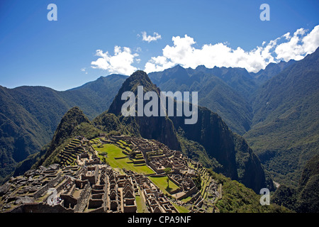 Die Inka-Ruinen von Machu Picchu mit Huaynu Picchu und den Anden hinter im Heiligen Tal von Peru bei Sonnenuntergang. Stockfoto