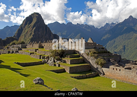 Die Inka-Ruinen von Machu Picchu mit Huaynu Picchu und den Anden hinter im Heiligen Tal von Peru bei Sonnenuntergang. Stockfoto