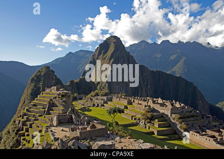 Die Inka-Ruinen von Machu Picchu mit Huaynu Picchu hinter im Heiligen Tal von Peru bei Sonnenuntergang. Stockfoto