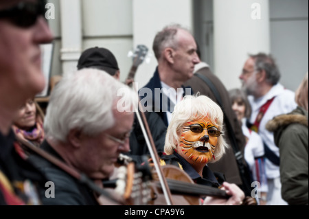 Ein weibliches Mitglied des Hobos Morris auf dem fegt Festival in Rochester Kent Stockfoto