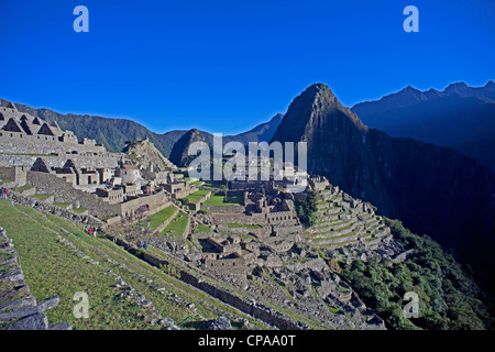 Inka-Ruinen von Machu Picchu mit Huaynu Picchu hinter im Heiligen Tal von Peru bei Sonnenaufgang. Stockfoto