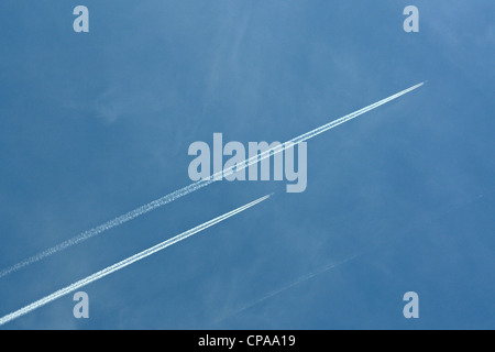 Zwei Flugzeuge fliegen hoch in den Himmel verlassen Kondensstreifen, Andalusien, Spanien in Westeuropa. Stockfoto