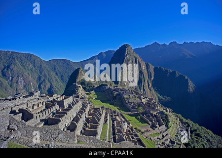 Inka-Ruinen von Machu Picchu mit Huaynu Picchu hinter im Heiligen Tal von Peru bei Sonnenaufgang. Stockfoto