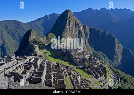 Machu Picchu mit Huaynu Picchu hinter im Heiligen Tal von Peru bei Sonnenaufgang. Stockfoto