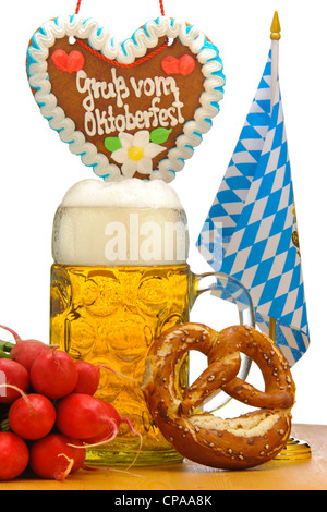 großes Glas deutschen bayerisches Bier mit bayrischen Flagge auf Welt berühmte Bierfest Oktoberfest in München Stockfoto