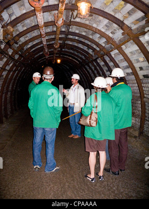 Tourist / Touristen / Erwachsene / männliche und weibliche Touristen in unterirdischen Tunnel bei Louisa Kohle mine Museum. Zabrze, Schlesien. Polen. Stockfoto