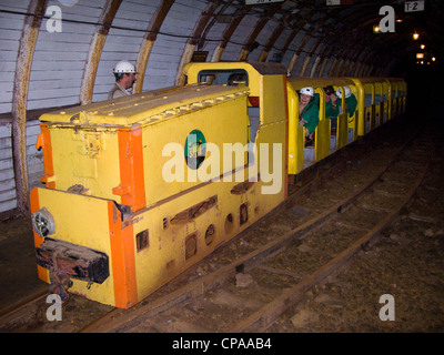 Tourist / Touristen auf / in der u-Bahn, in einem Tunnel bei Louisa Kohle mine Museum. Zabrze, Schlesien. Polen. Stockfoto