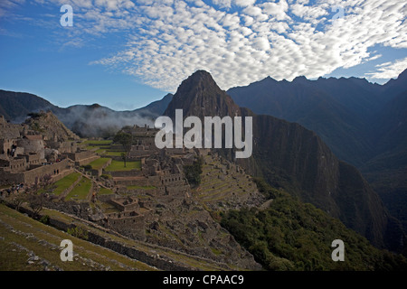 Machu Picchu mit Huaynu Pichu hinter im Heiligen Tal von Peru bei Sonnenaufgang. Stockfoto