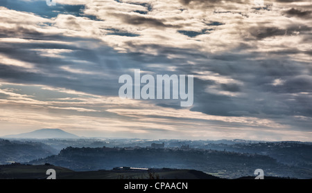 Blick über den italienischen Hügelstadt, Orvieto und seinen Dom Stockfoto