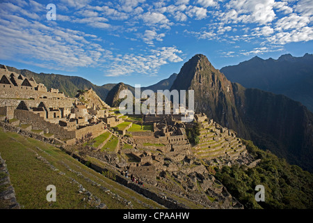 Machu Picchu mit Huaynu Picchu hinter im Heiligen Tal von Peru bei Sonnenaufgang. Stockfoto