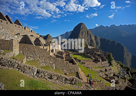 Machu Picchu mit Huaynu Picchu hinter im Heiligen Tal von Peru bei Sonnenaufgang. Stockfoto