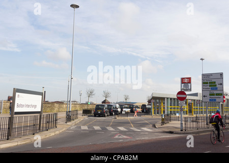 Der Eingang zum Austausch von Bus/Bahn und Taxistand am Newport Street, Bolton.  Ein neuer Austausch ist in der Entwicklung. Stockfoto