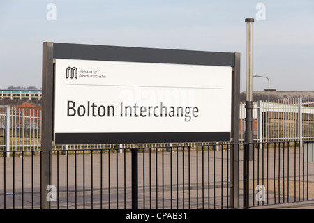 Melden Sie sich am Eingang zum aktuellen kleinen Bus/Schiene-Austausch auf Newport Street Bolton. Ein neuer Austausch ist in der Entwicklung. Stockfoto