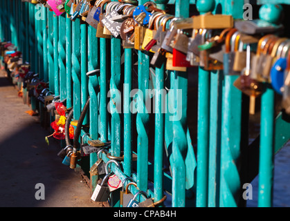Symbolische Liebe Schließfächer auf der Brücke Tumski in Wroclaw, Polen Stockfoto