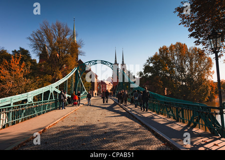Die Tumsky-Brücke verbindet die Katedra mit dem Stadtzentrum in Breslau Stockfoto