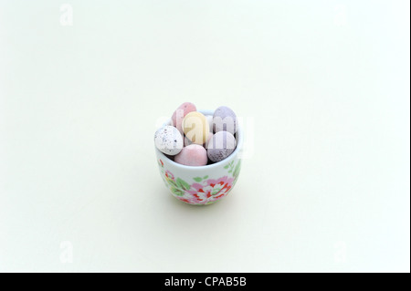 Cadburys Mini Eiern in einer blumigen Eierbecher Stockfoto