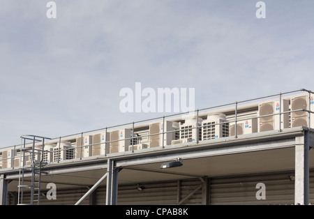 Eine Reihe von Mitsubishi Klimageräte auf eine äußere Boden Zwischengeschoss eines Fabrikgebäudes. Stockfoto