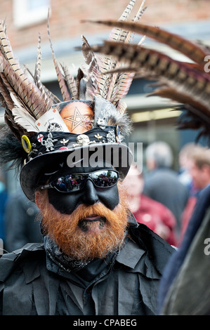 Mitglied des Wolfs Kopf und Vixen Border Morris auf dem fegt Festival in Rochester Kent Stockfoto