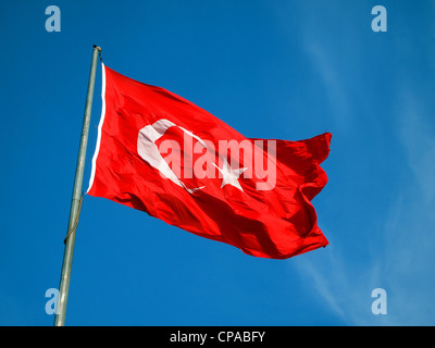 Nationalflagge der Türkei in der Brise weht. Stockfoto