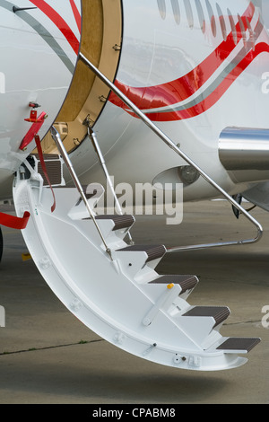 Zivile Flugzeug niedrige Luft-Treppen Stockfoto