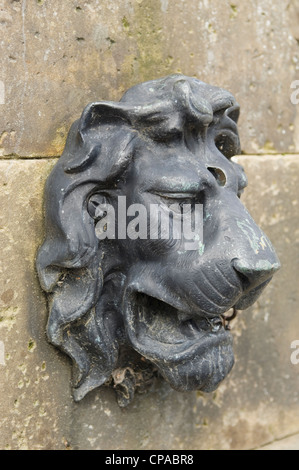 Löwe auf der Südseite der Atholl Memorial Fountain, Dunkeld, Perthshire, Schottland. Stockfoto