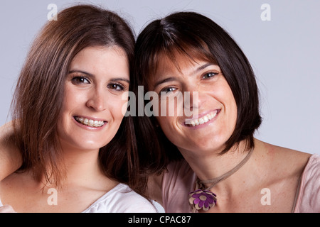 zwei schöne Frau lächelnd (isoliert auf grau) Stockfoto