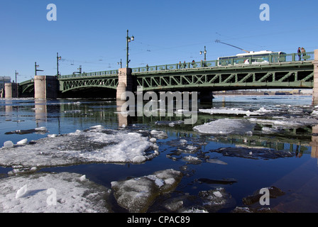 Russland. St. Petersburg. Schlossbrücke. Treibeis auf der Newa. Stockfoto