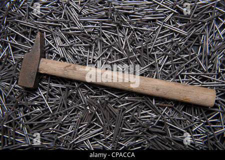 Hammer auf den Nägeln Stockfoto