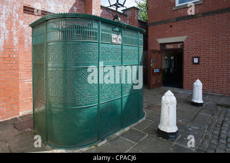 Restaurierte Doppeltür viktorianischen Straße Urinal an der National Tramway Village Museum, Crich, Derbyshire, UK Stockfoto