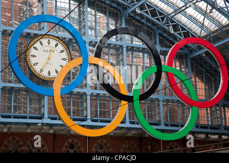 Riesigen Satz der Olympischen Ringe am Bahnhof St Pancras, zentrales London, Vereinigtes Königreich Stockfoto