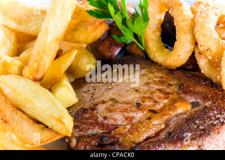 Kochs Präsentation Gericht - Steak und Pommes frites Stockfoto