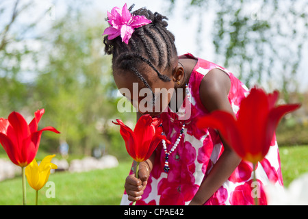 Porträt von einem netten kleinen afroamerikanische Mädchen spielen im Garten Stockfoto