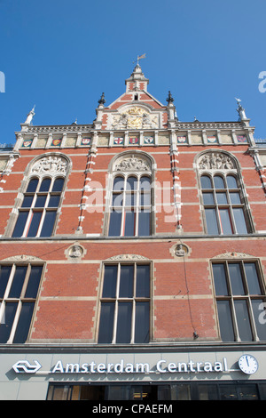 Vordere Fassade des Amsterdamer Hauptbahnhof Stockfoto