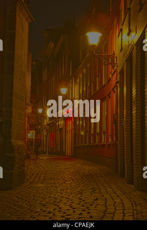 Schmale Gasse, gesäumt von Bordellen in das Rotlichtviertel, Amsterdam Stockfoto