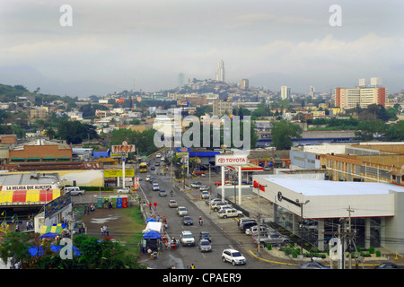 Honduras Tegucigalpa Stadtstraße in hektischen Verkehr Luftaufnahme des modernen Stadtlandschaft Stockfoto