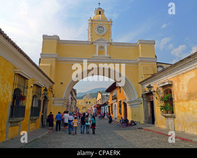 Guatemala Antigua hell bunten Cobble stone street Arco de Santa Catalina La Antigua der UNESCO Stockfoto