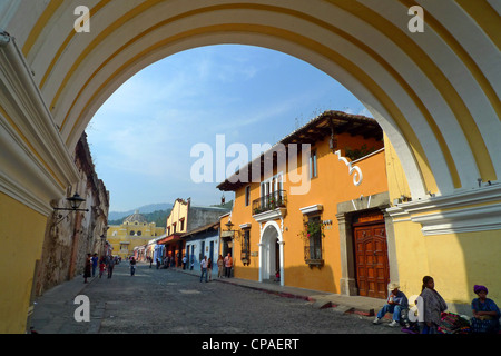 Guatemala Antigua hell bunten Cobble stone street Arco de Santa Catalina La Antigua der UNESCO Stockfoto