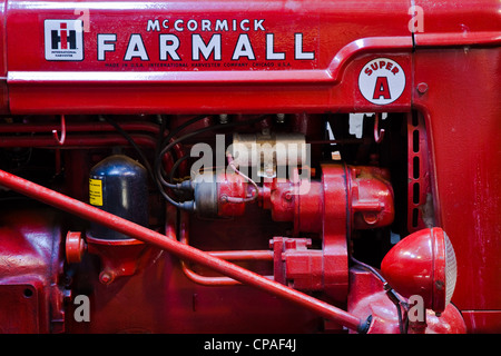 Seitenansicht eines Traktors Farmall Super A Stockfoto