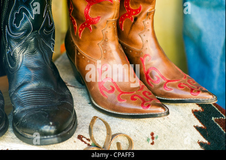 Western Cowboy-Stiefel in einem Schaufenster ausgestellt. Historische Innenstadt, kleiner Berg Stadt Salida, Colorado, USA Stockfoto