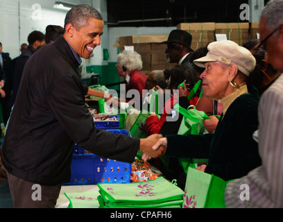 Präsident Barack Obama, First Lady Michelle Obama und Sasha und Malia Obama bei der Hauptstadt Bereich Food Bank Stockfoto