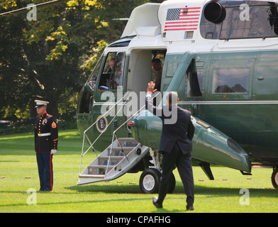 Präsident Barack Obama an die Crew von Marine One "Wellenlinien" wie er seinen Weg nach Columbus Ohio am 13. September 2011 macht. Stockfoto