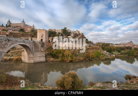 Der Alcazar von der alten Stadt von Toledo in Zentralspanien spiegelt sich in den Fluss Tejo Stockfoto