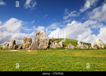 Die West Kennet Long Barrow ist Bestandteil der neolithischen Komplex von Avebury in Wiltshire, England. Stockfoto