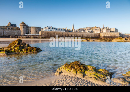 Morgensonne auf den alten französischen Hafen von St Malo, Bretagne, Frankreich. Stockfoto